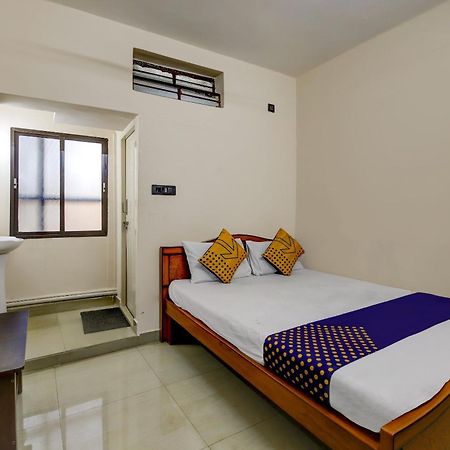 Spot On 73621 Srinivasa Boarding And Lodging Jālahalli Exterior photo