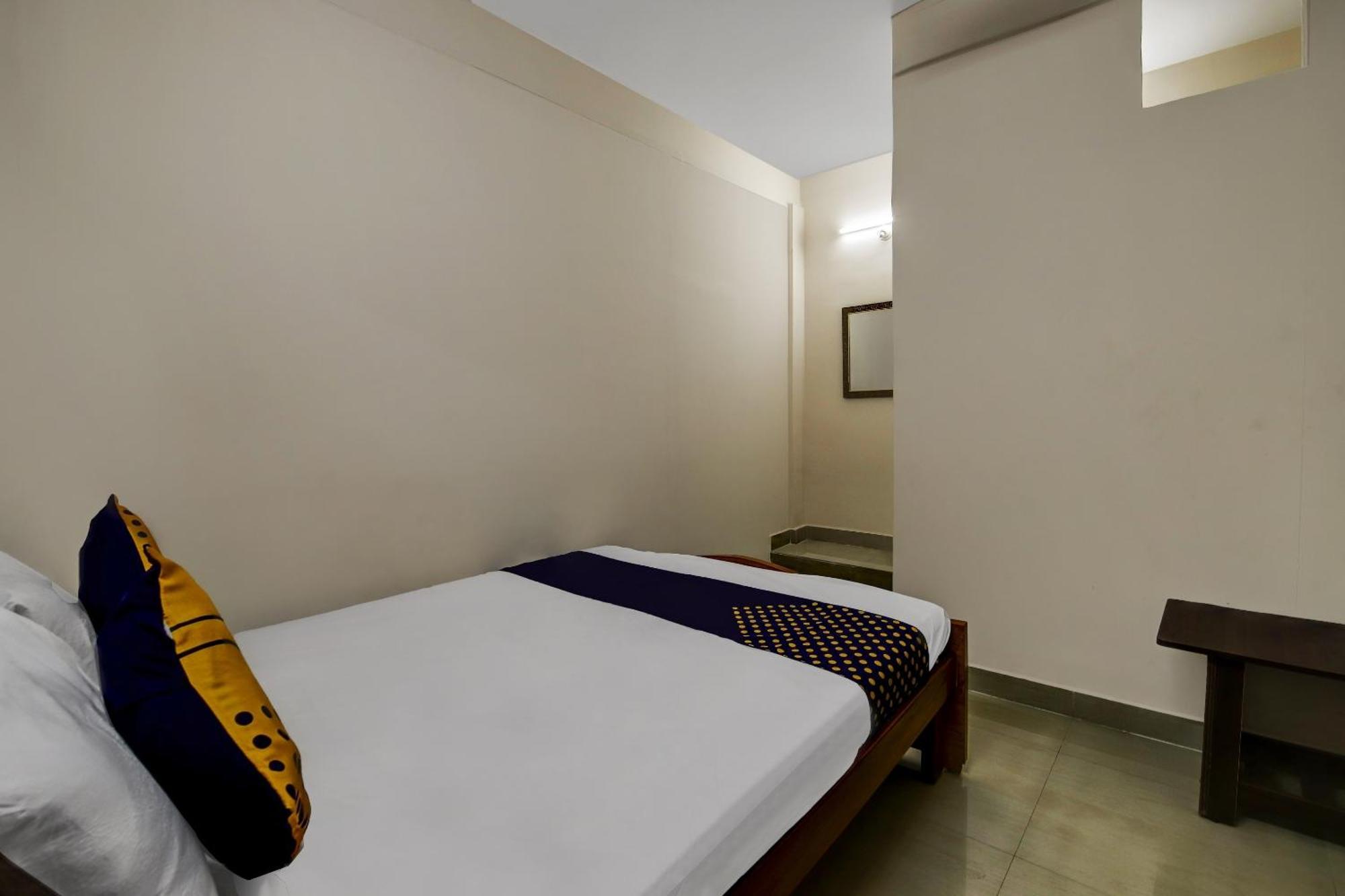 Spot On 73621 Srinivasa Boarding And Lodging Jālahalli Exterior photo