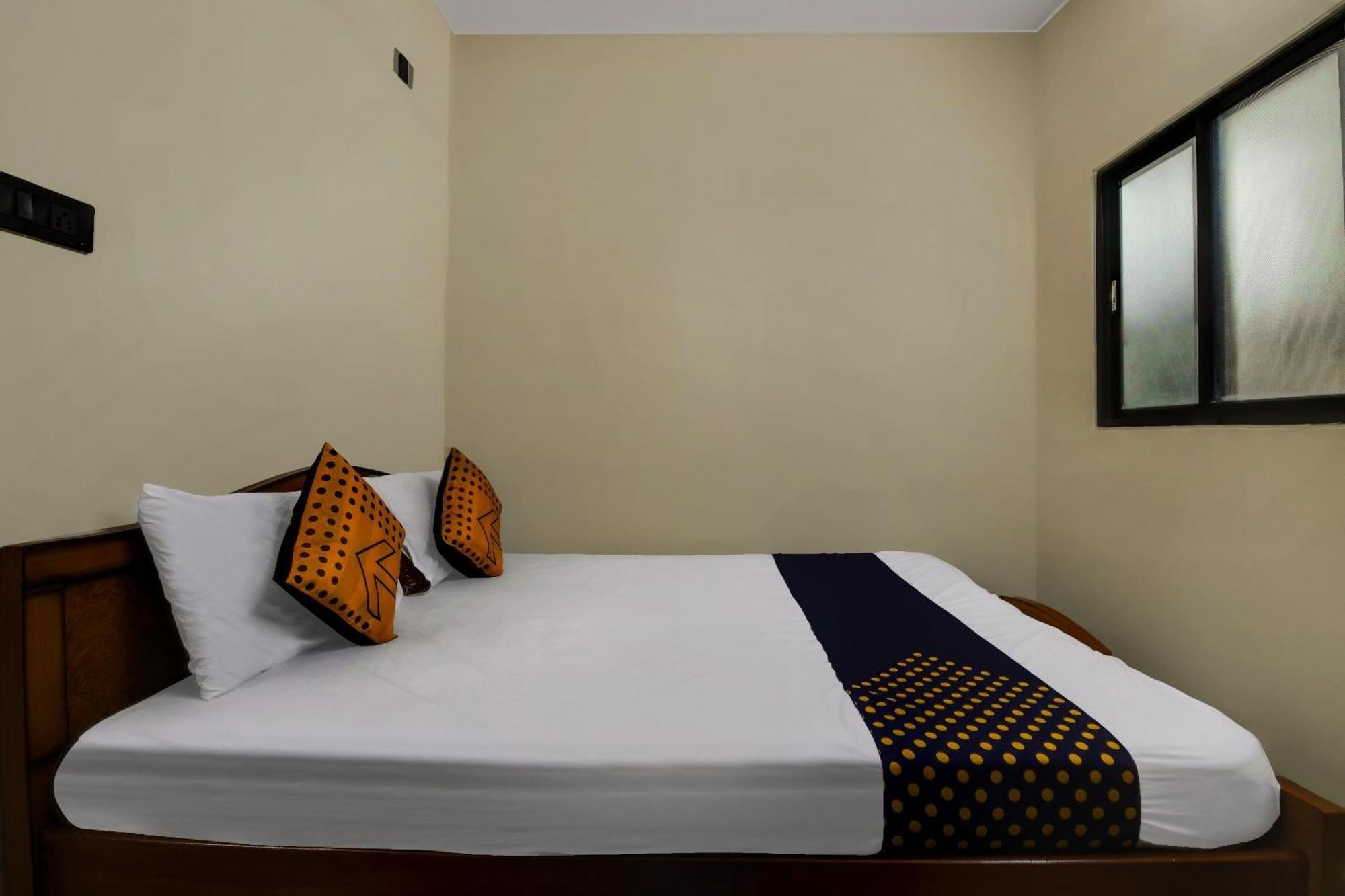 Spot On 73621 Srinivasa Boarding And Lodging Jālahalli Exterior photo
