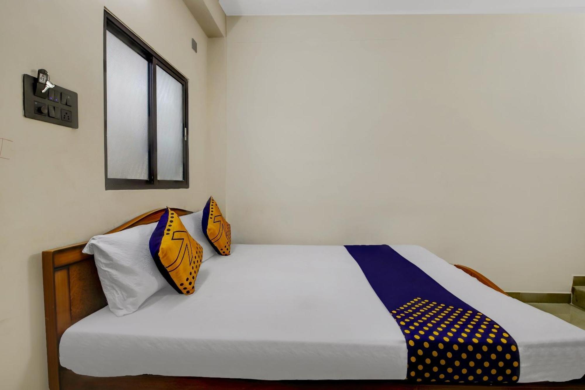 Spot On 73621 Srinivasa Boarding And Lodging Jālahalli Exterior photo