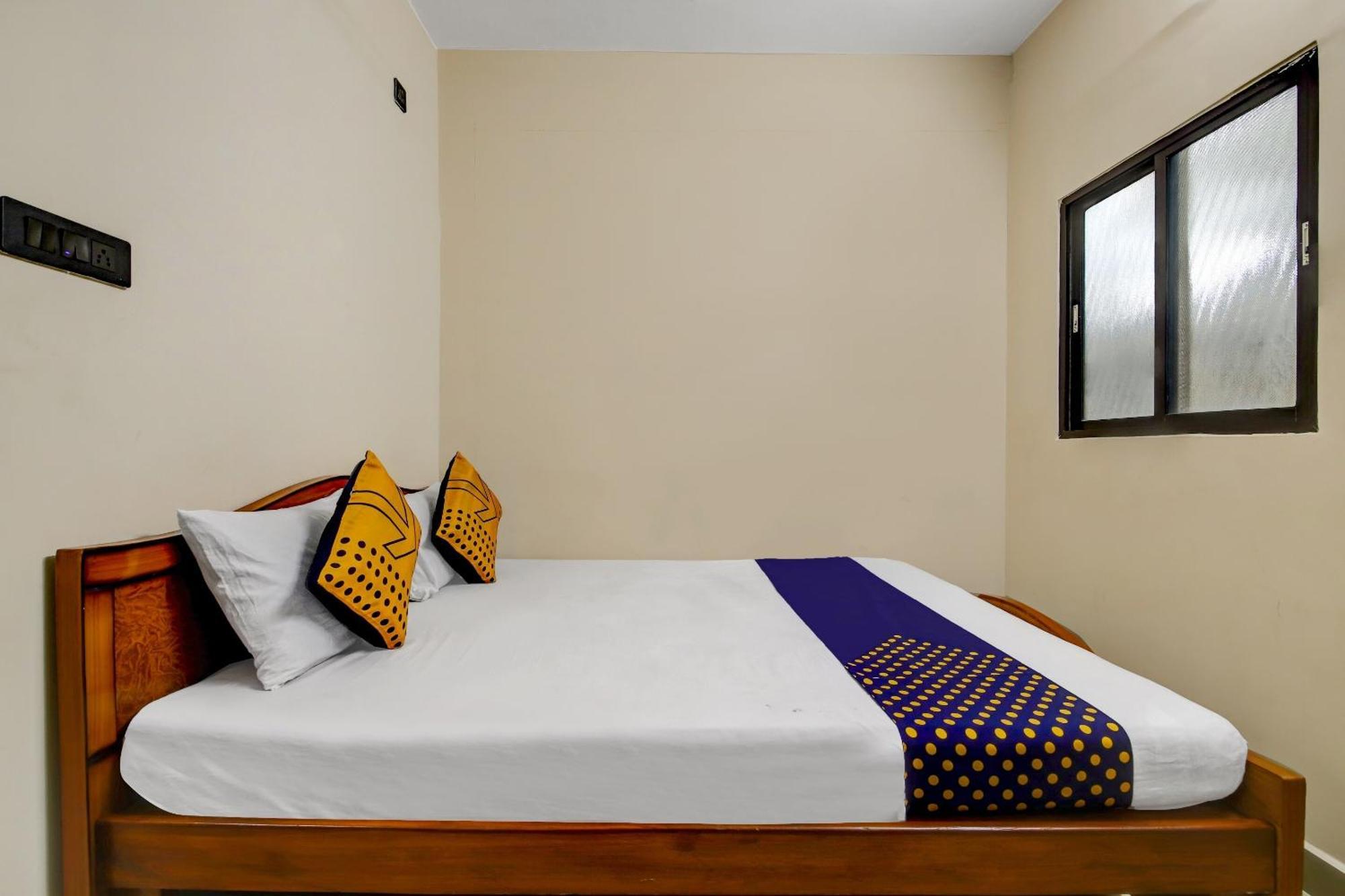 Spot On 73621 Srinivasa Boarding And Lodging Jālahalli Exterior photo