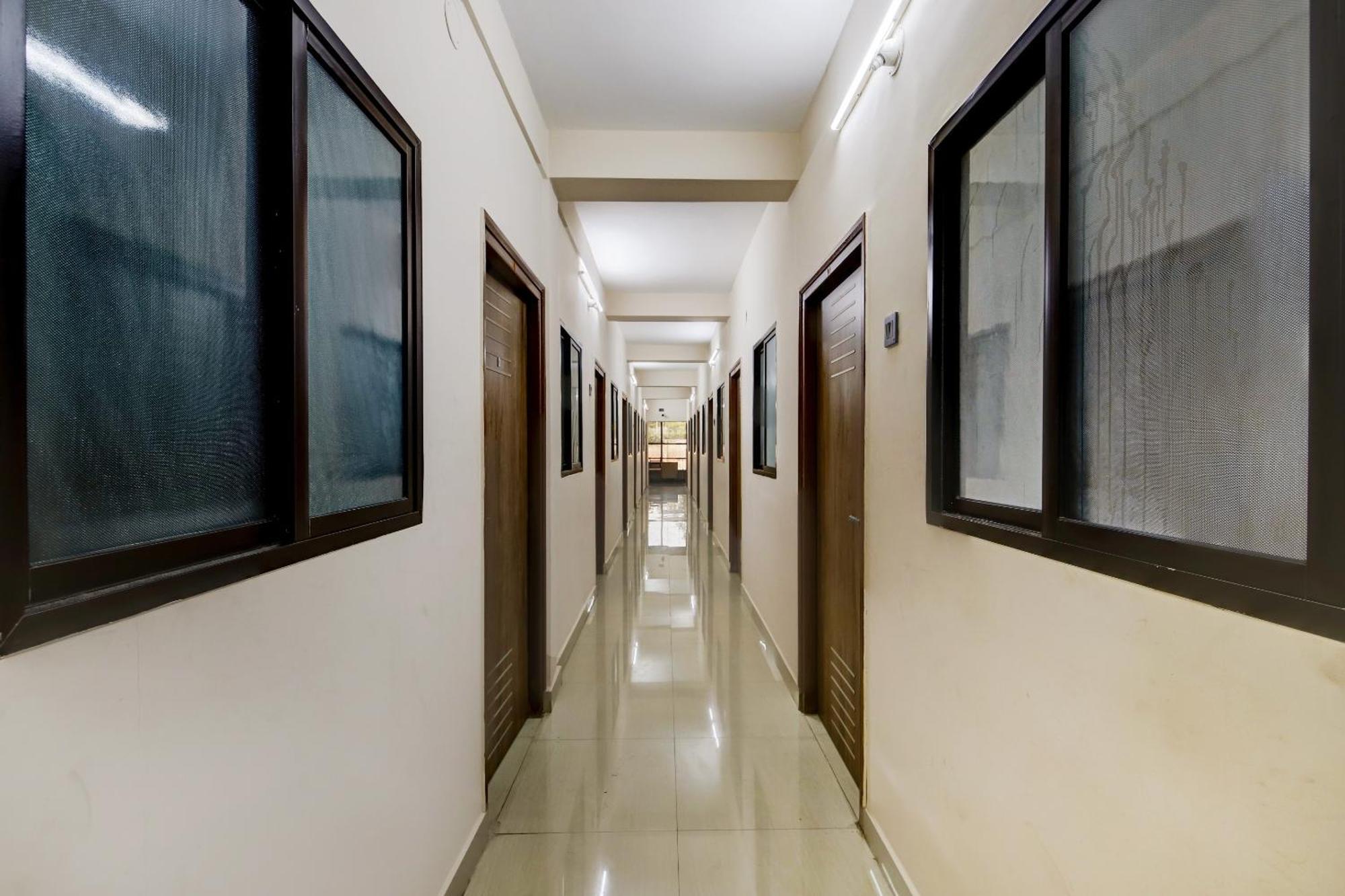 Spot On 73621 Srinivasa Boarding And Lodging Jālahalli Exterior photo