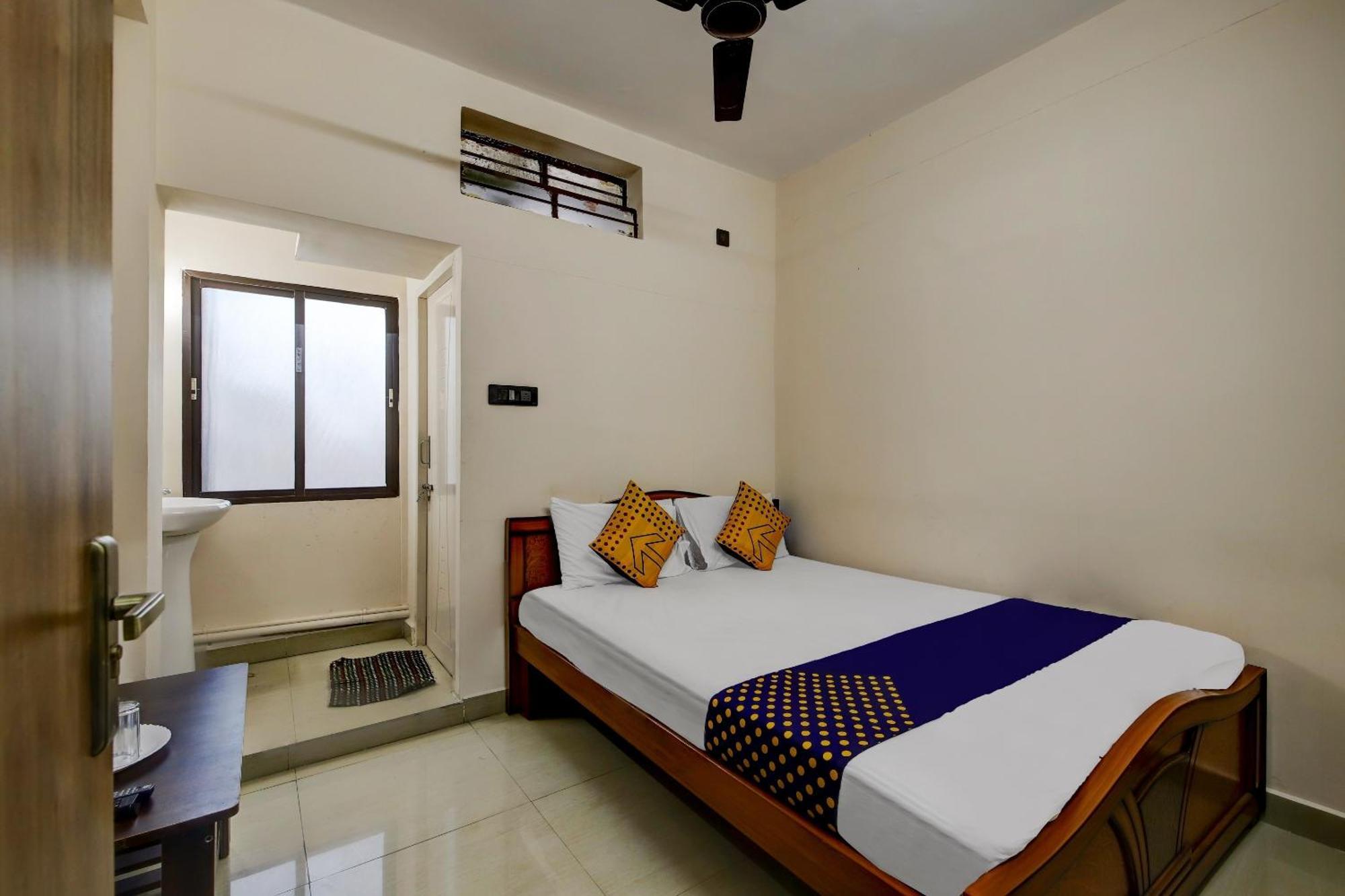 Spot On 73621 Srinivasa Boarding And Lodging Jālahalli Exterior photo