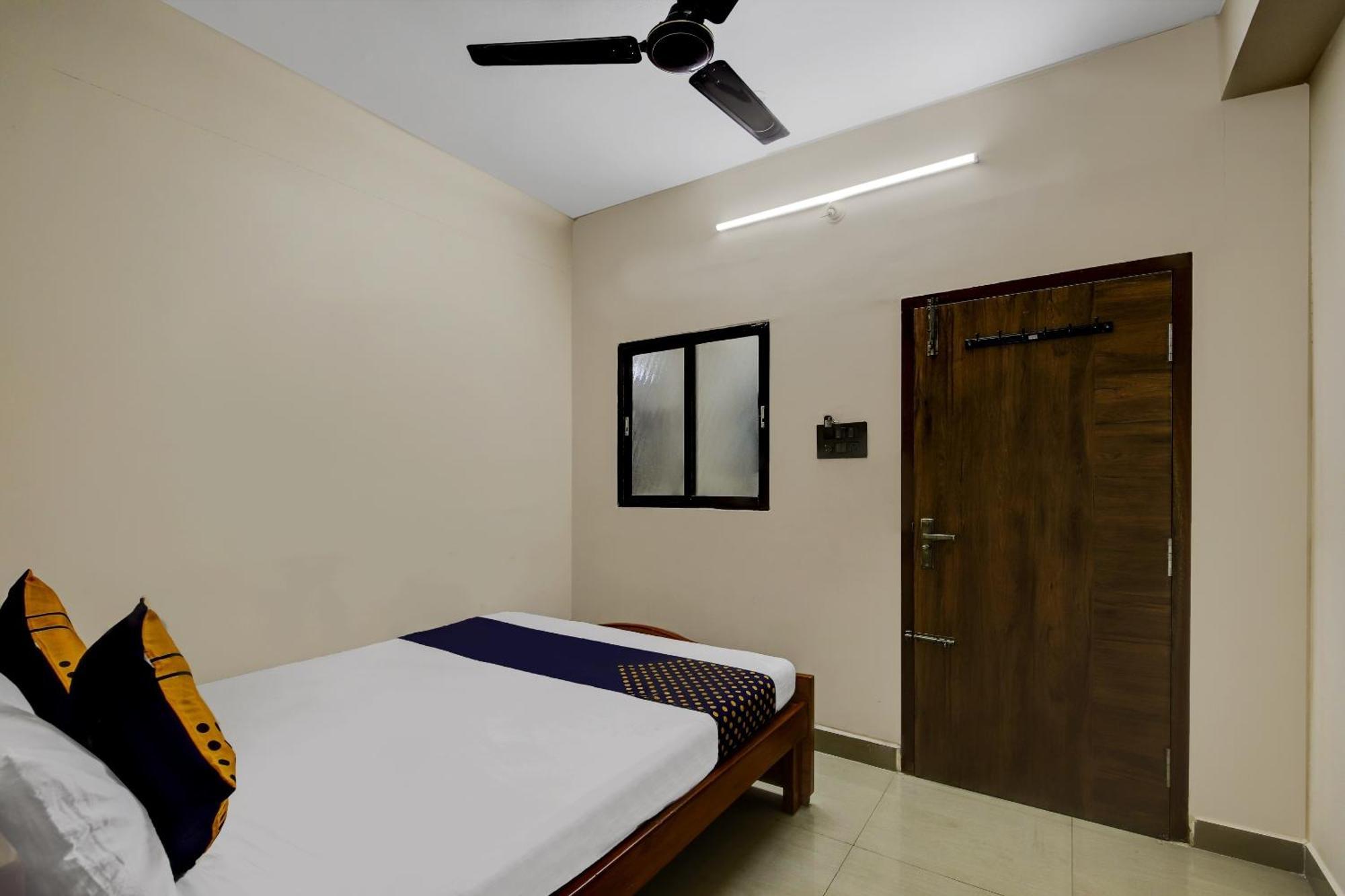 Spot On 73621 Srinivasa Boarding And Lodging Jālahalli Exterior photo