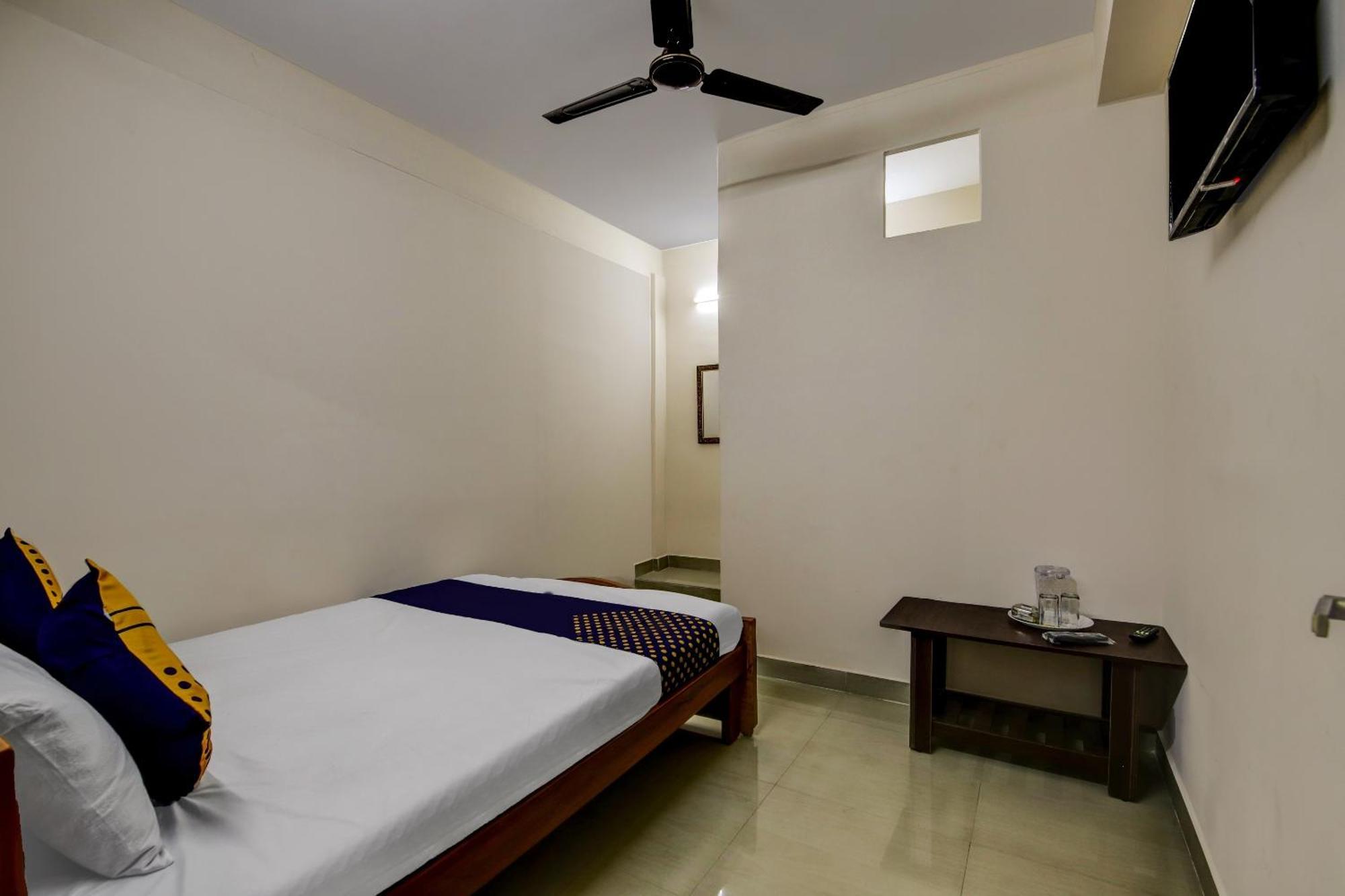 Spot On 73621 Srinivasa Boarding And Lodging Jālahalli Exterior photo