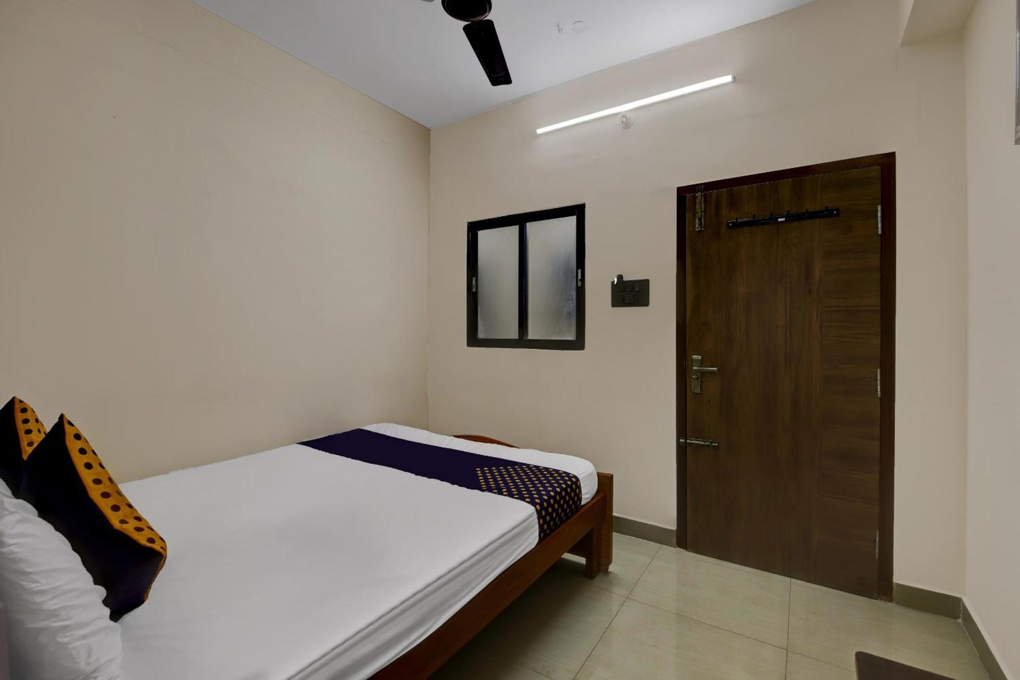 Spot On 73621 Srinivasa Boarding And Lodging Jālahalli Exterior photo