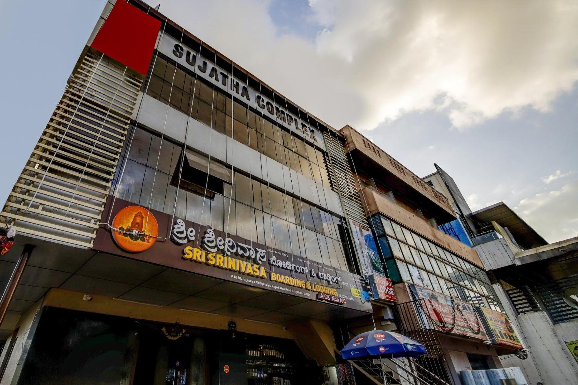 Spot On 73621 Srinivasa Boarding And Lodging Jālahalli Exterior photo