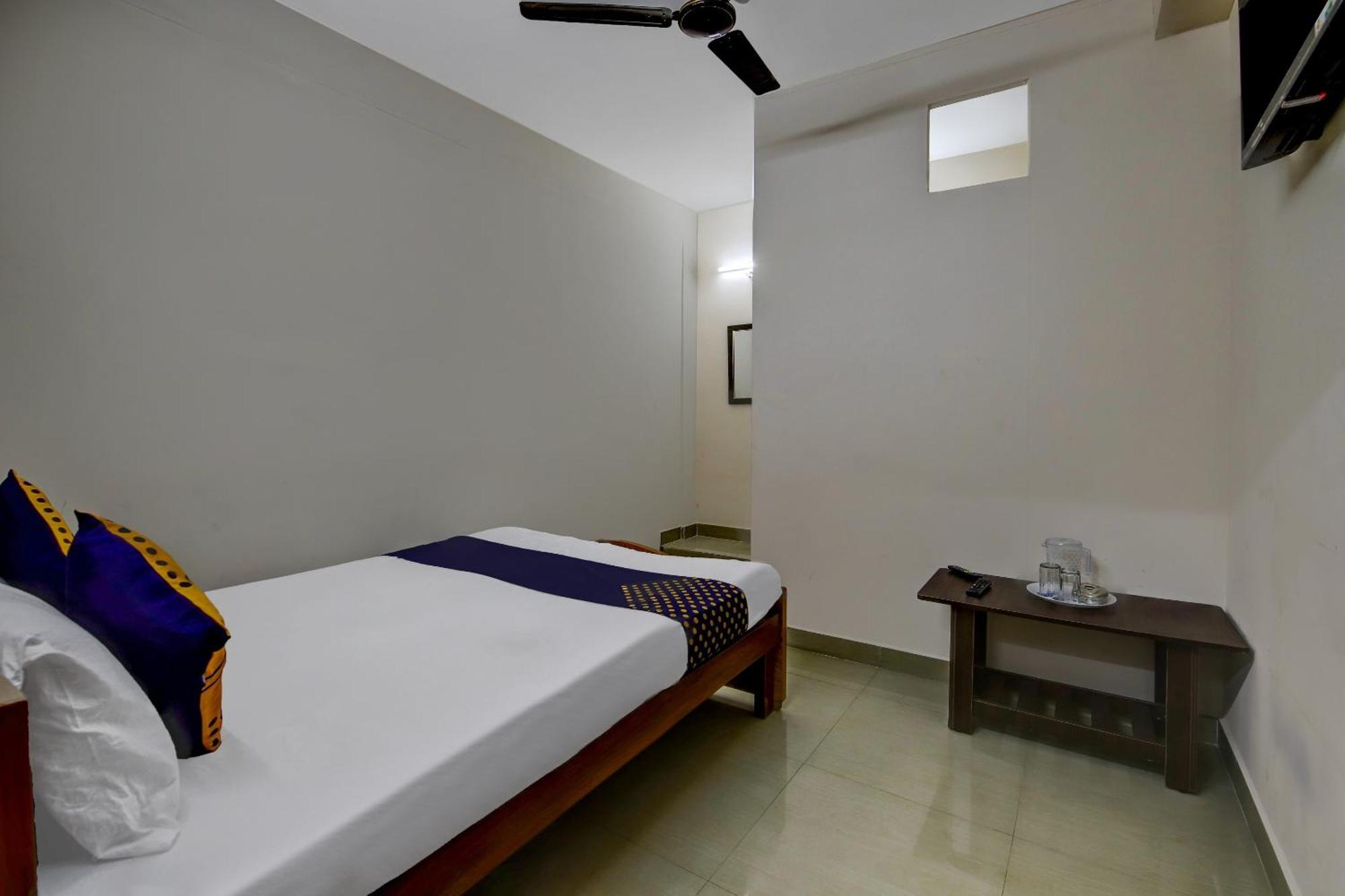 Spot On 73621 Srinivasa Boarding And Lodging Jālahalli Exterior photo
