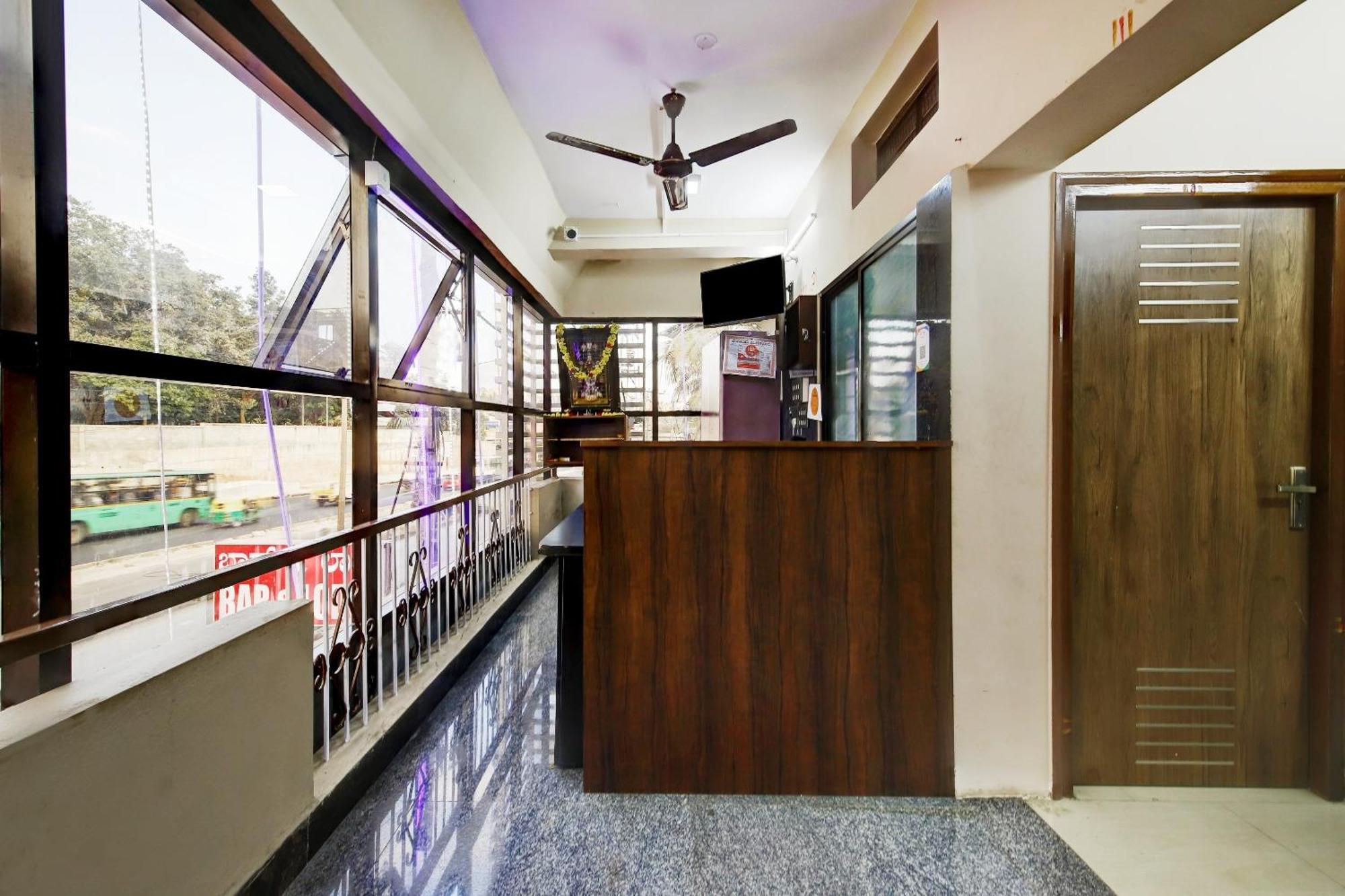Spot On 73621 Srinivasa Boarding And Lodging Jālahalli Exterior photo