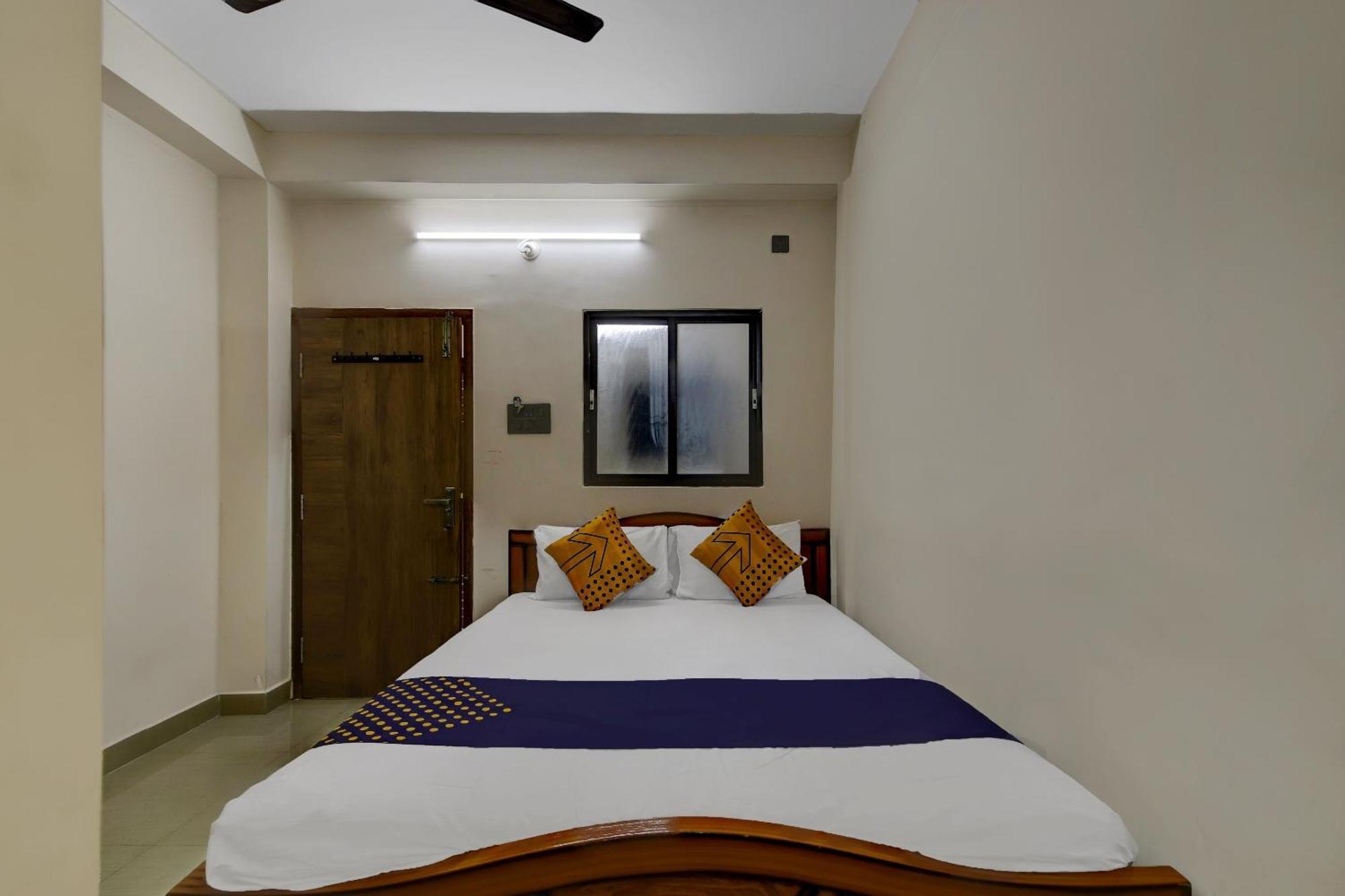 Spot On 73621 Srinivasa Boarding And Lodging Jālahalli Exterior photo